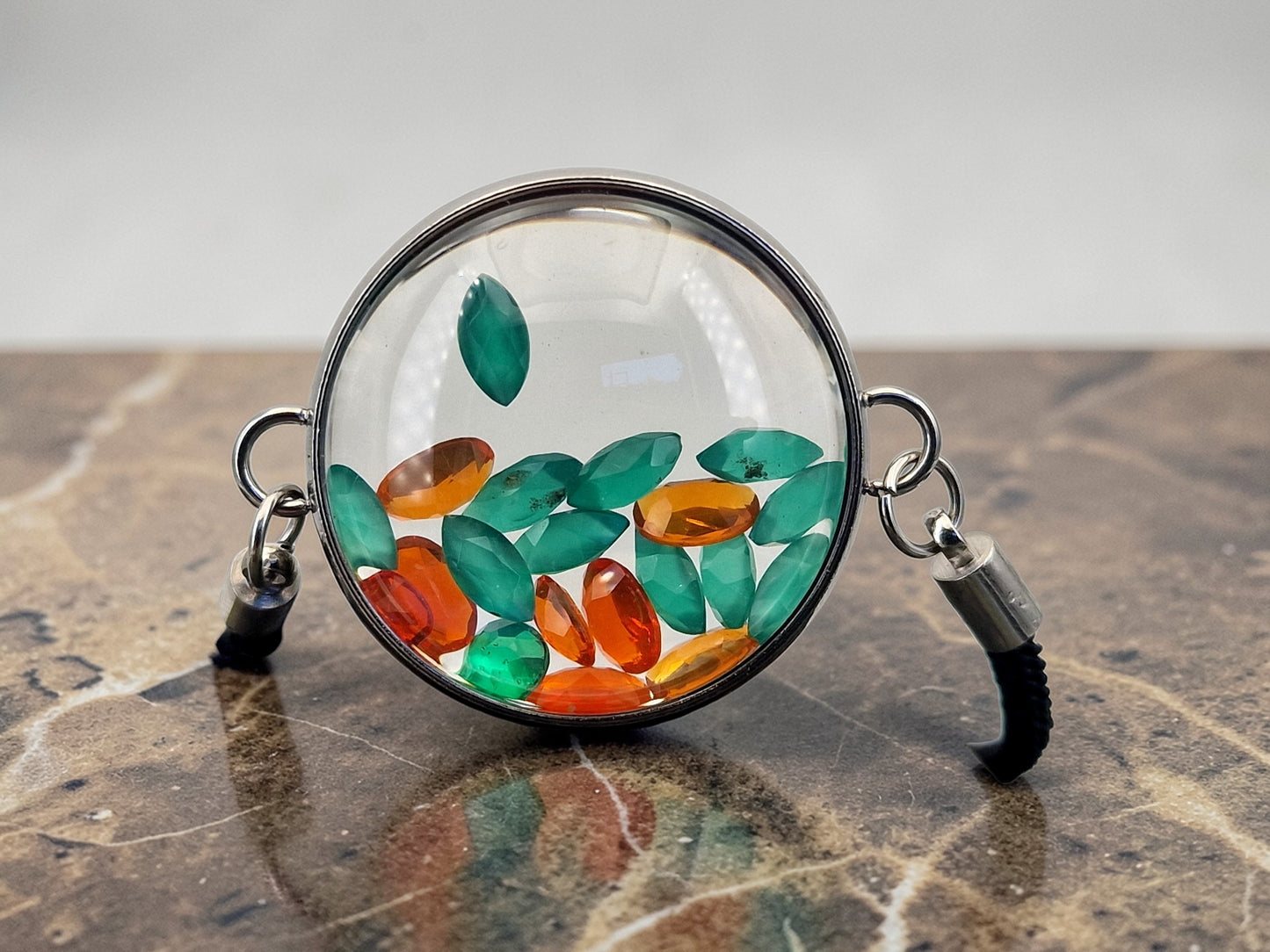 Edelstahl Armband silberfarbend, Glas Anhänger mit Lupeneffekt, gefüllt mit Feueropal und facettiertem Grünquarz, 3cm Durchmesser, Nr.140, von Hand individualisiert, bis 22 cm Umfang