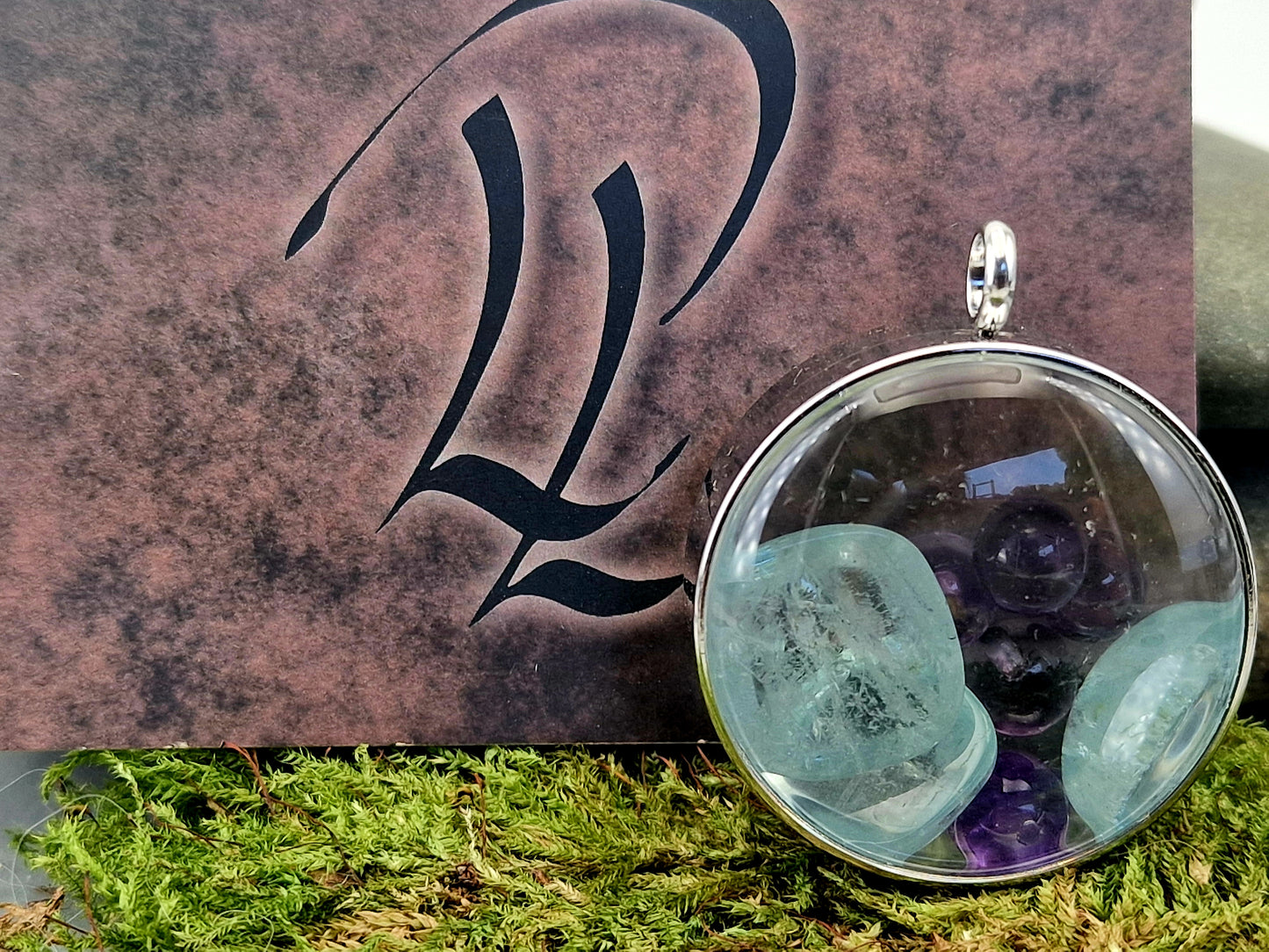 Edelstahl  Anhänger silberfarbend, gefüllt mit Amethyst Kugeln und Aquamarin Cabochons, 3,5cm Durchmesser mit Lupeneffekt, Nr.141, von Hand individualisiert, mit Edelstahlkette