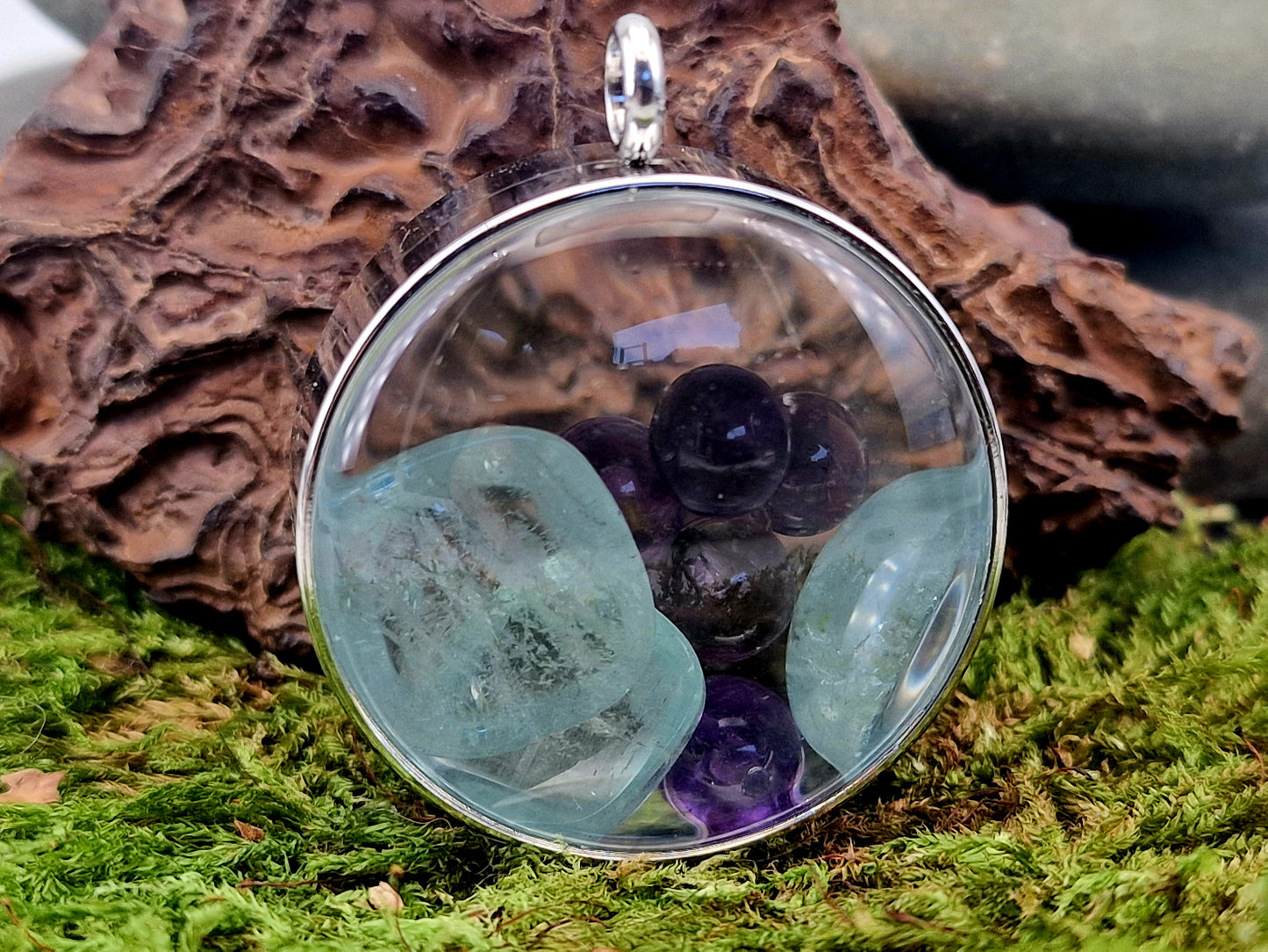Edelstahl  Anhänger silberfarbend, gefüllt mit Amethyst Kugeln und Aquamarin Cabochons, 3,5cm Durchmesser mit Lupeneffekt, Nr.141, von Hand individualisiert, mit Edelstahlkette