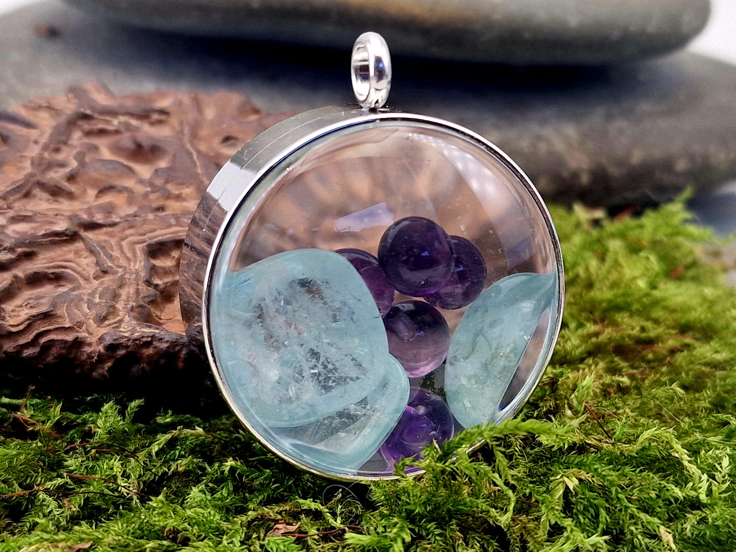 Edelstahl  Anhänger silberfarbend, gefüllt mit Amethyst Kugeln und Aquamarin Cabochons, 3,5cm Durchmesser mit Lupeneffekt, Nr.141, von Hand individualisiert, mit Edelstahlkette