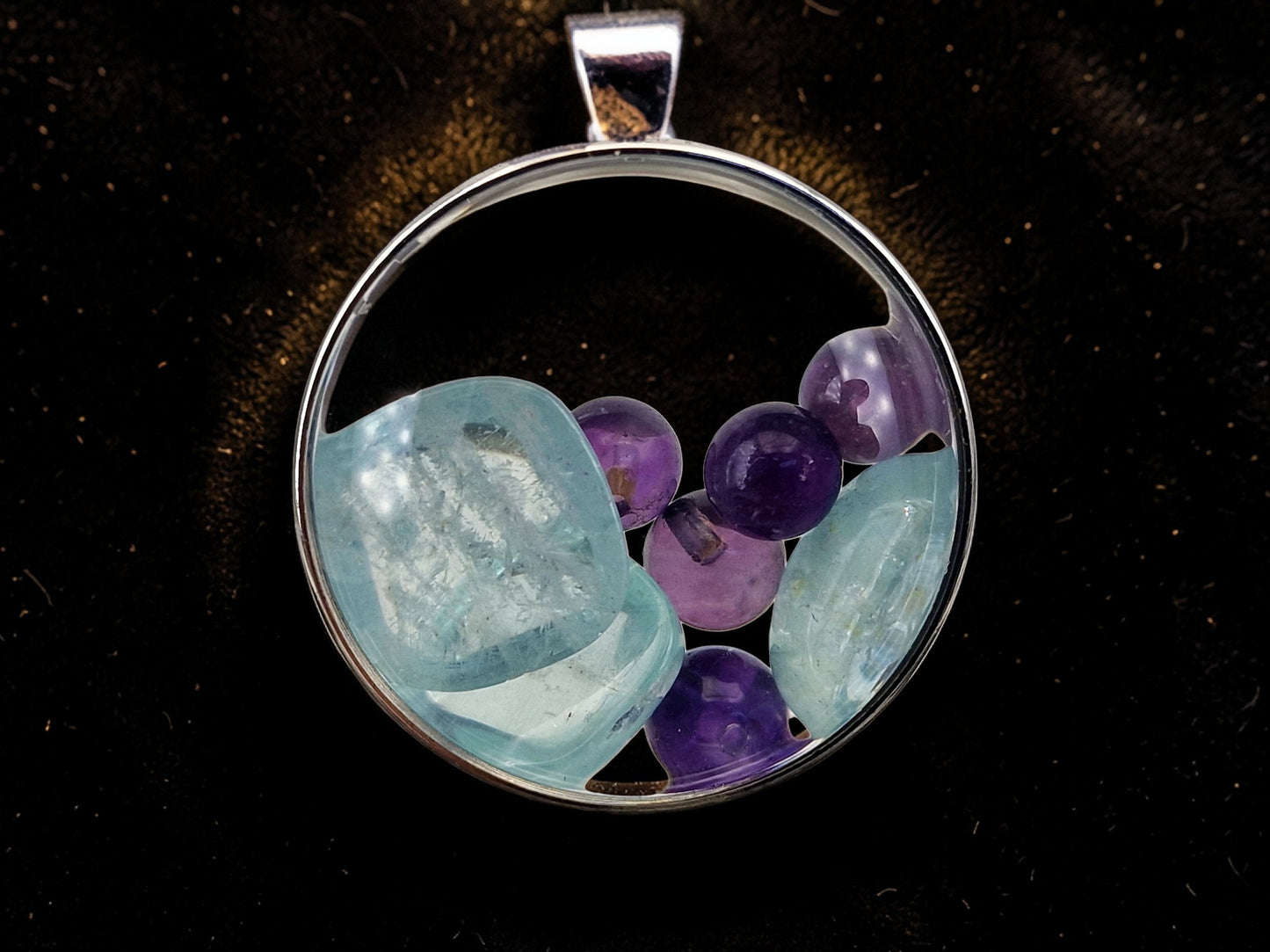 Edelstahl  Anhänger silberfarbend, gefüllt mit Amethyst Kugeln und Aquamarin Cabochons, 3,5cm Durchmesser mit Lupeneffekt, Nr.141, von Hand individualisiert, mit Edelstahlkette