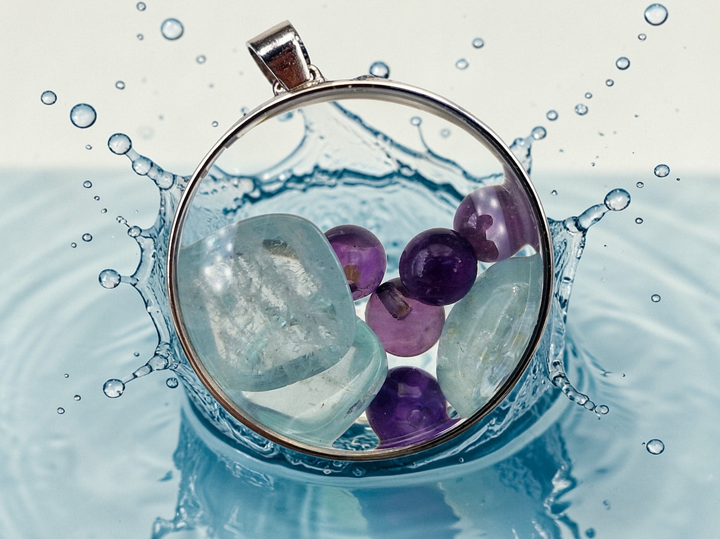 Edelstahl  Anhänger silberfarbend, gefüllt mit Amethyst Kugeln und Aquamarin Cabochons, 3,5cm Durchmesser mit Lupeneffekt, Nr.141, von Hand individualisiert, mit Edelstahlkette