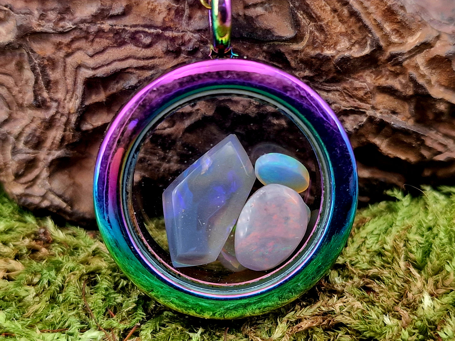 Edelstahl Glas Anhänger bunt eloxiert, beidseitig tragbar, 2,5cm Durchmesser, gefüllt mit Opalen aus Lightning Ridge, Nr. 142, von Hand individualisiert, 62cm lange bunt eloxierte Edelstahlkette im Lieferumfang enthalten