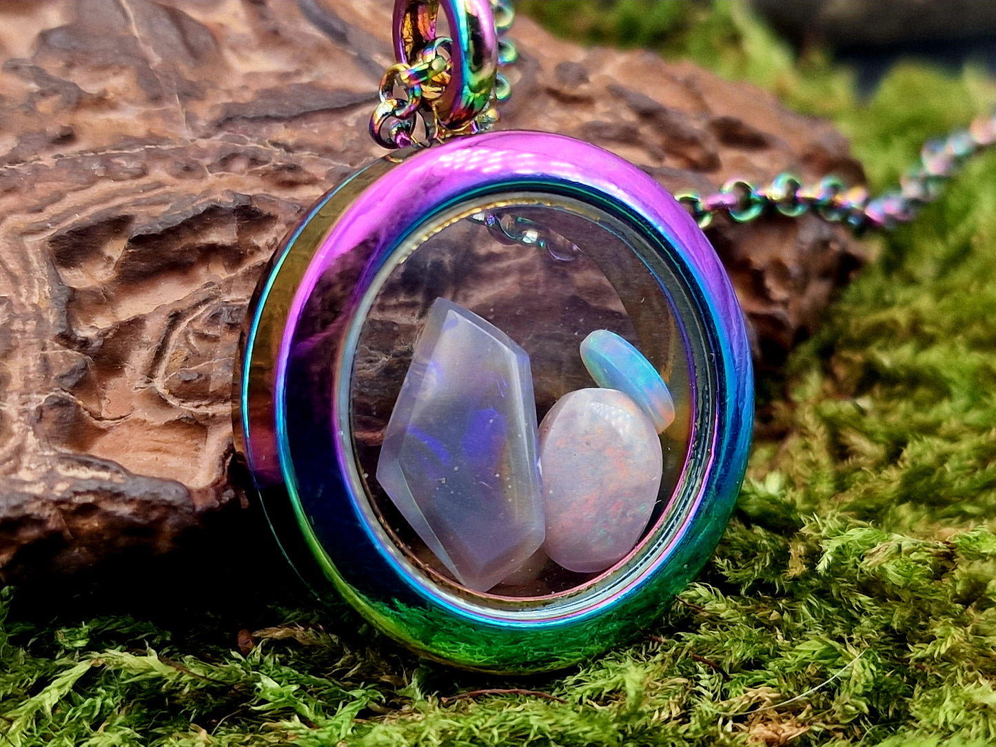 Edelstahl Glas Anhänger bunt eloxiert, beidseitig tragbar, 2,5cm Durchmesser, gefüllt mit Opalen aus Lightning Ridge, Nr. 142, von Hand individualisiert, 62cm lange bunt eloxierte Edelstahlkette im Lieferumfang enthalten