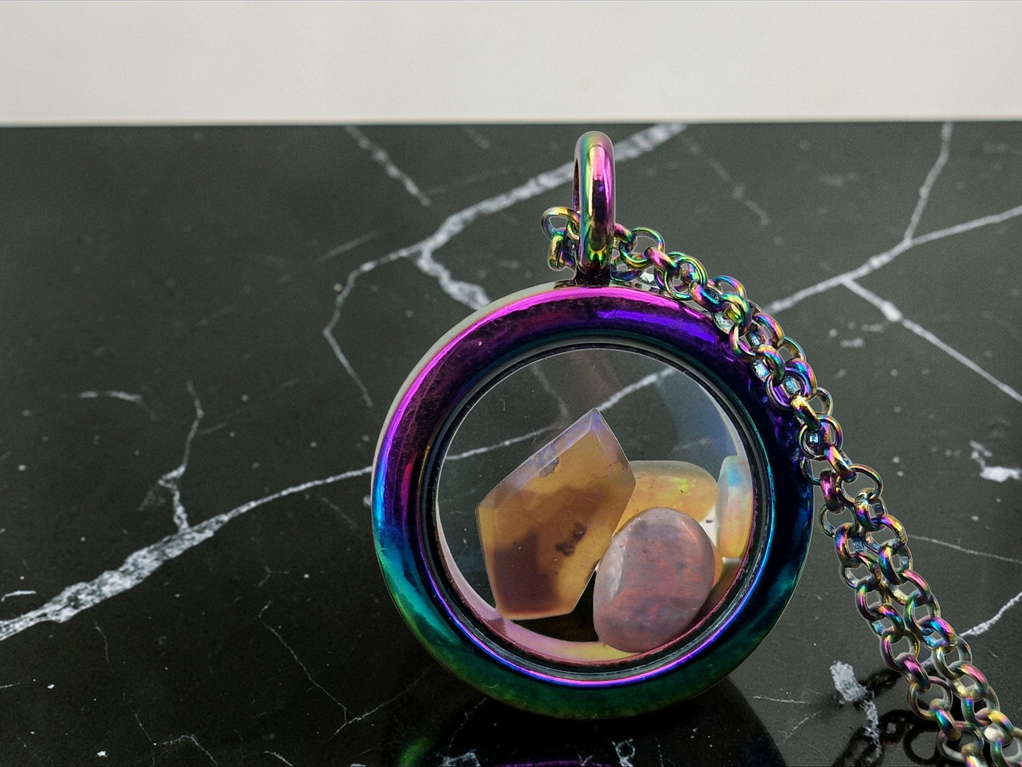 Edelstahl Glas Anhänger bunt eloxiert, beidseitig tragbar, 2,5cm Durchmesser, gefüllt mit Opalen aus Lightning Ridge, Nr. 142, von Hand individualisiert, 62cm lange bunt eloxierte Edelstahlkette im Lieferumfang enthalten