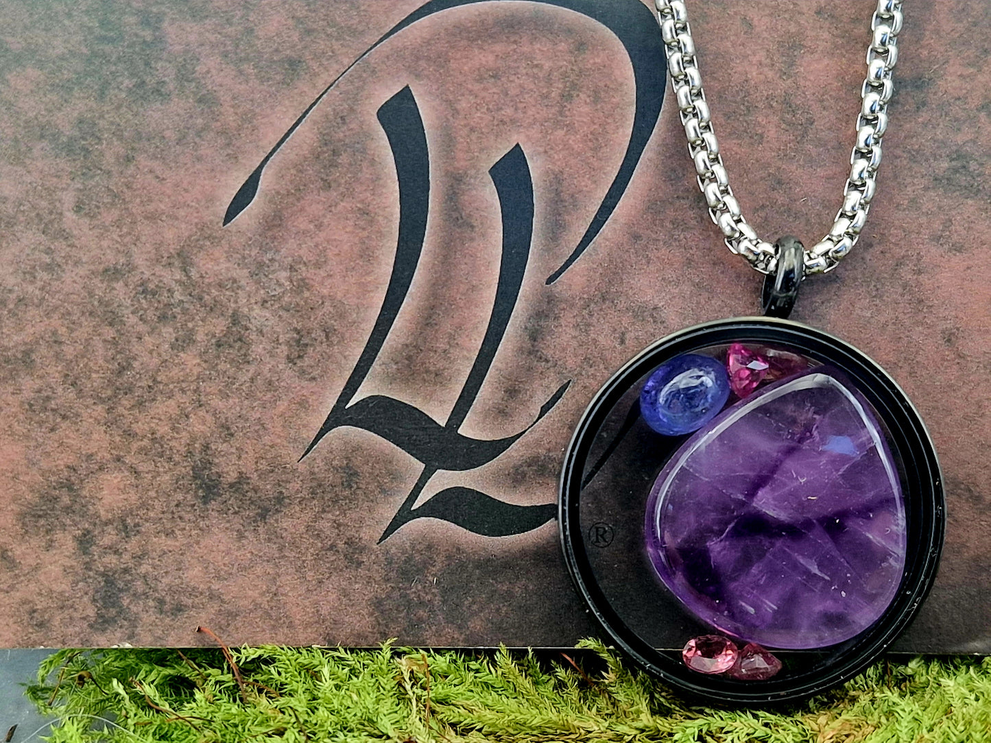 schwarzfarbener Edelstahl/Glas Anhänger, gefüllt mit Amethystscheibe, Turmalin und Tansanit, 3cm Durchmesser, Nr. 145, von Hand individualisiert, Lieferung incl. Edelstahlkette