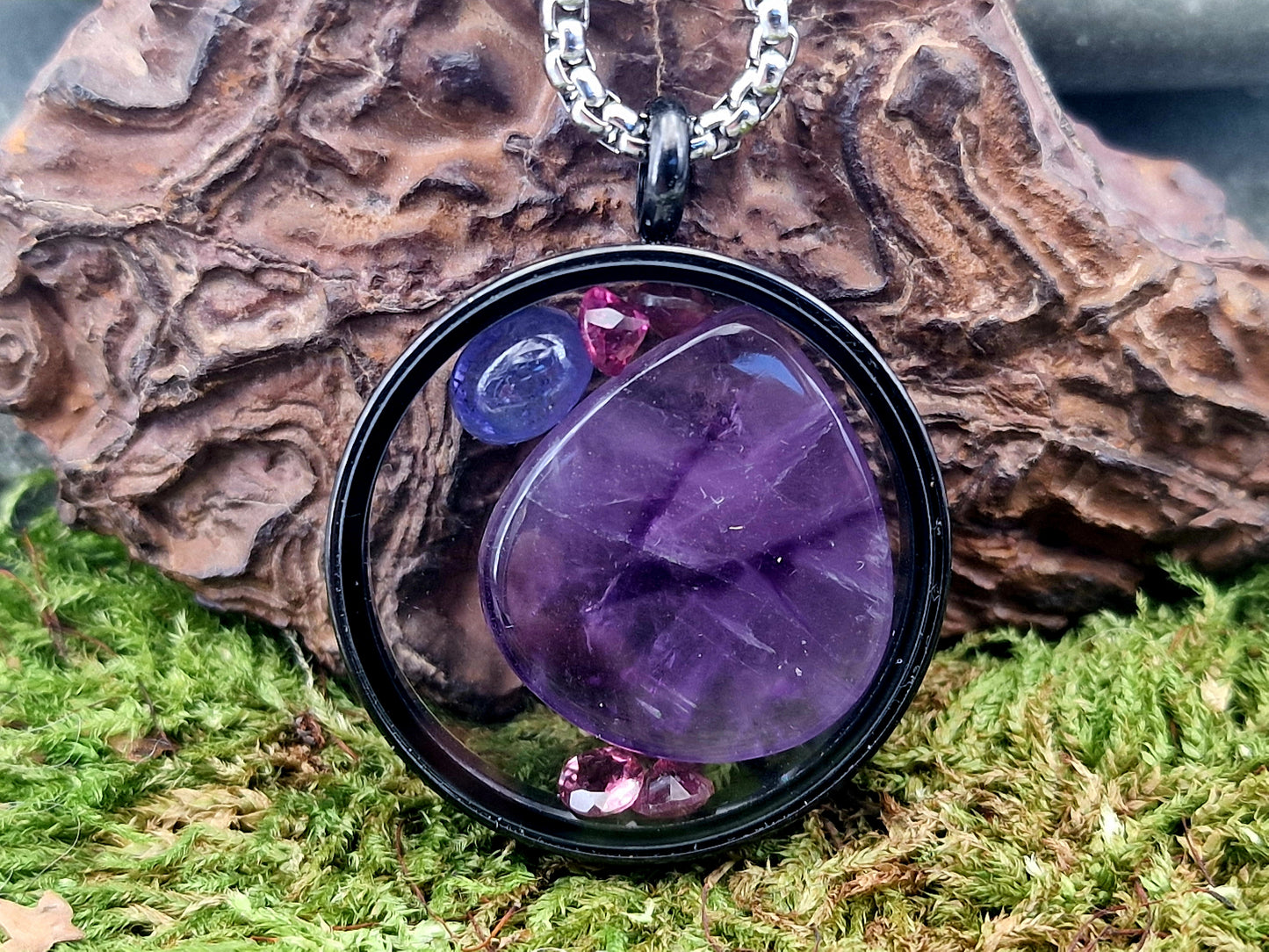 schwarzfarbener Edelstahl/Glas Anhänger, gefüllt mit Amethystscheibe, Turmalin und Tansanit, 3cm Durchmesser, Nr. 145, von Hand individualisiert, Lieferung incl. Edelstahlkette