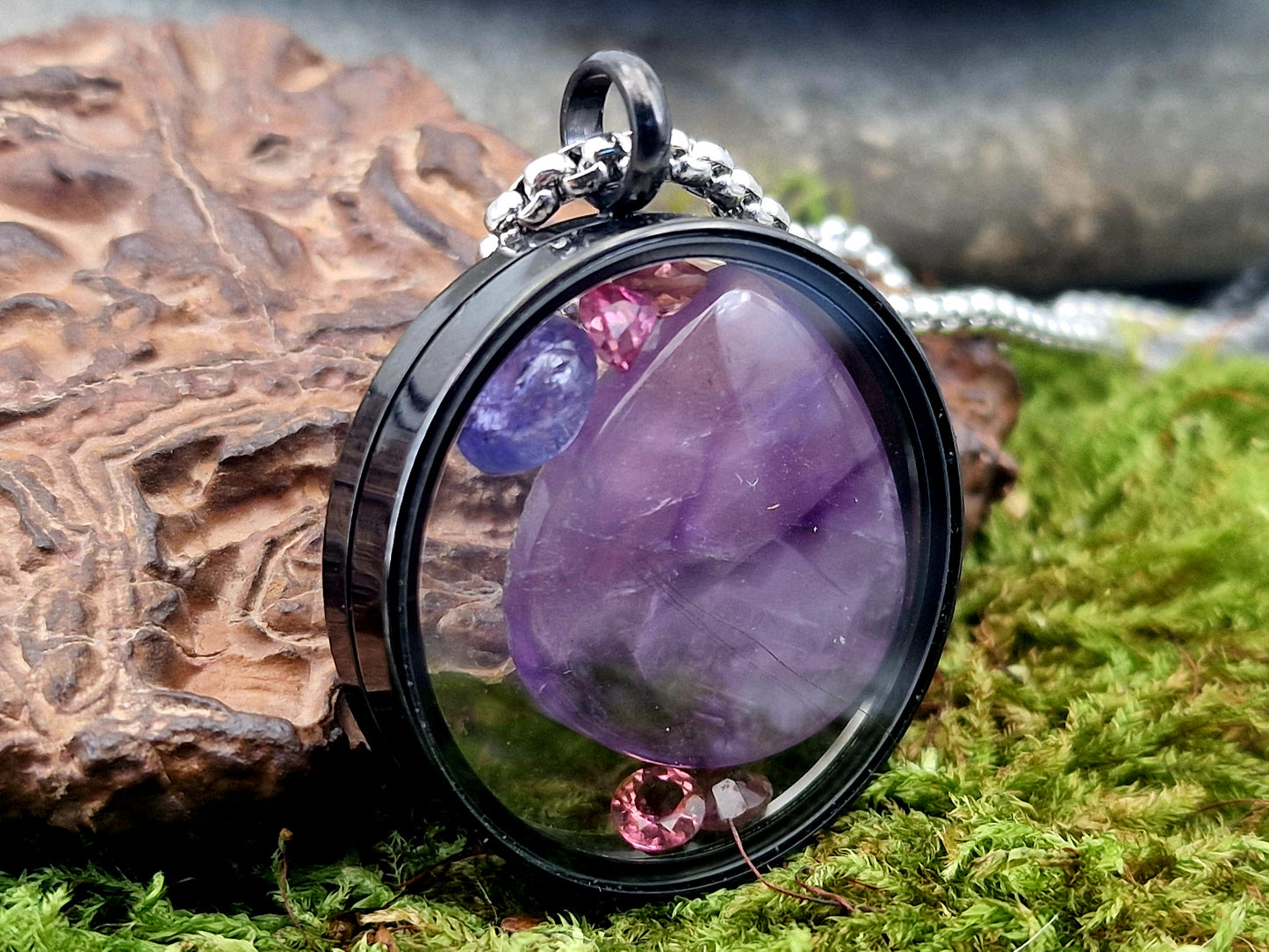 schwarzfarbener Edelstahl/Glas Anhänger, gefüllt mit Amethystscheibe, Turmalin und Tansanit, 3cm Durchmesser, Nr. 145, von Hand individualisiert, Lieferung incl. Edelstahlkette