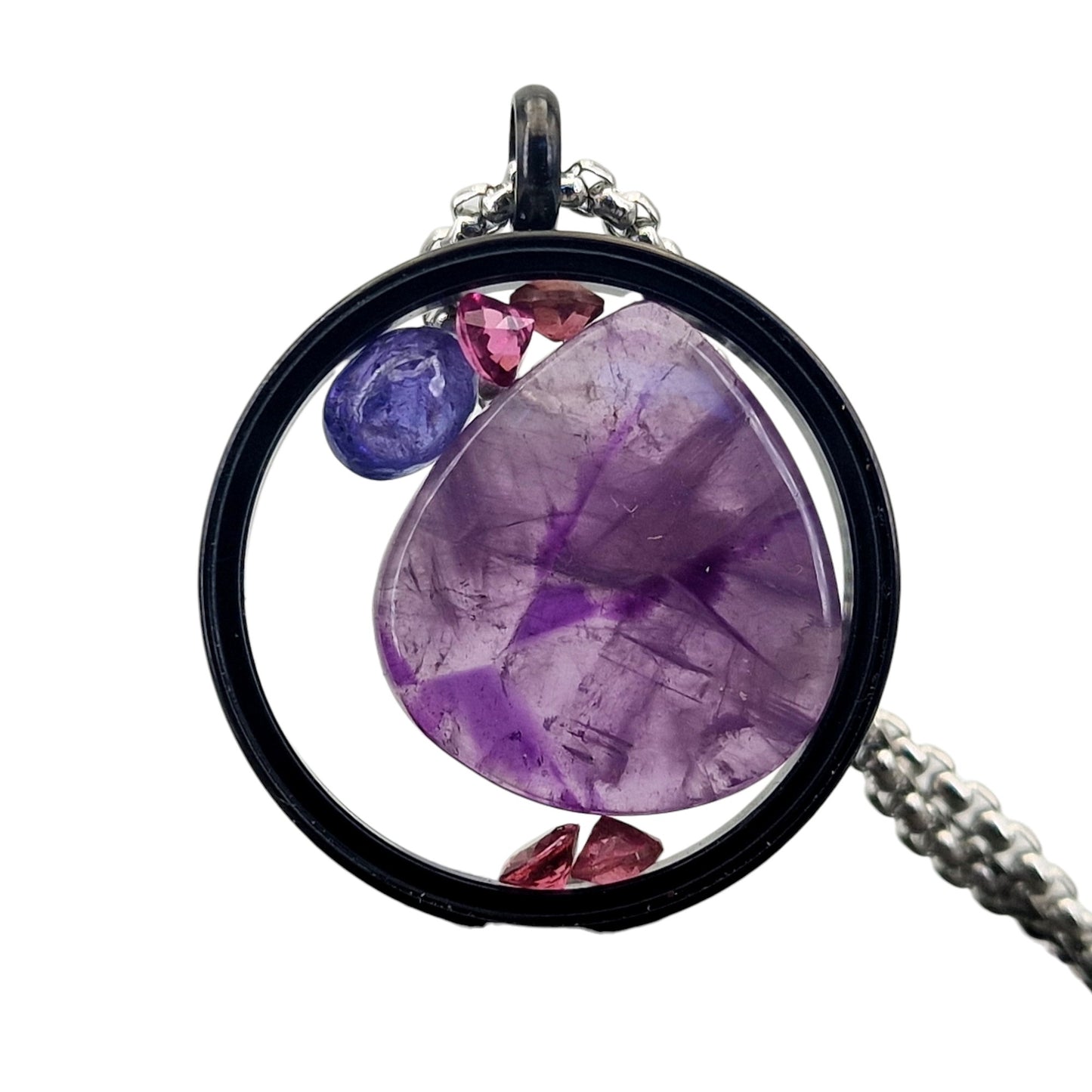 schwarzfarbener Edelstahl/Glas Anhänger, gefüllt mit Amethystscheibe, Turmalin und Tansanit, 3cm Durchmesser, Nr. 145, von Hand individualisiert, Lieferung incl. Edelstahlkette