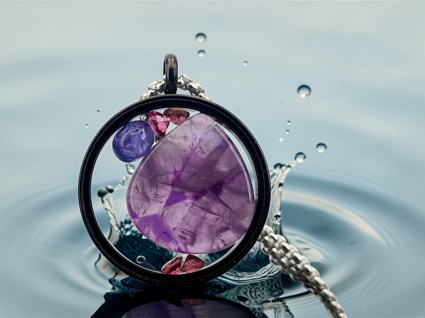 schwarzfarbener Edelstahl/Glas Anhänger, gefüllt mit Amethystscheibe, Turmalin und Tansanit, 3cm Durchmesser, Nr. 145, von Hand individualisiert, Lieferung incl. Edelstahlkette