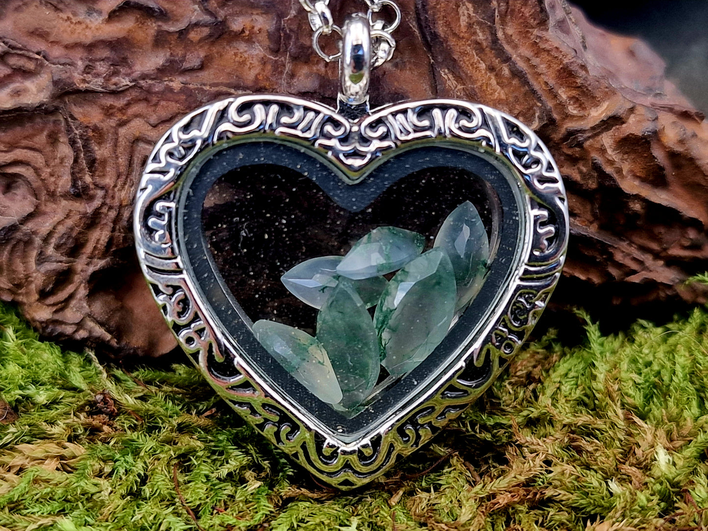 Silberfarbener Edelstahl/Glas Anhänger in Herzform mit Schnörkeln, mit facettierten Moosachat, Maße: 3 x 2,5cm, mit Edelstahlkette , von Hand individualisiert, Nr.146