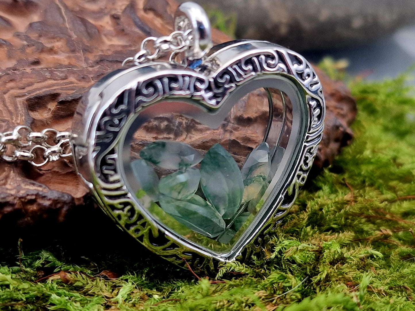Silberfarbener Edelstahl/Glas Anhänger in Herzform mit Schnörkeln, mit facettierten Moosachat, Maße: 3 x 2,5cm, mit Edelstahlkette , von Hand individualisiert, Nr.146