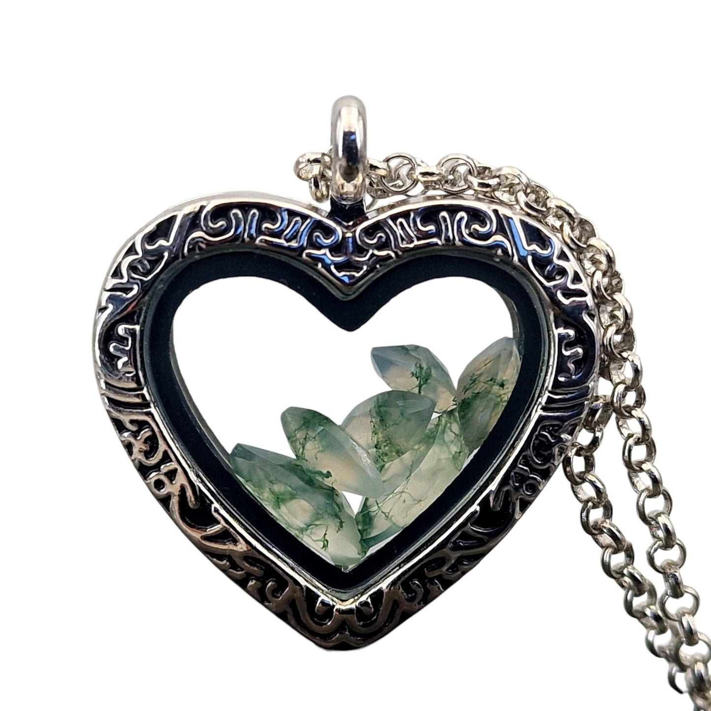 Silberfarbener Edelstahl/Glas Anhänger in Herzform mit Schnörkeln, mit facettierten Moosachat, Maße: 3 x 2,5cm, mit Edelstahlkette , von Hand individualisiert, Nr.146
