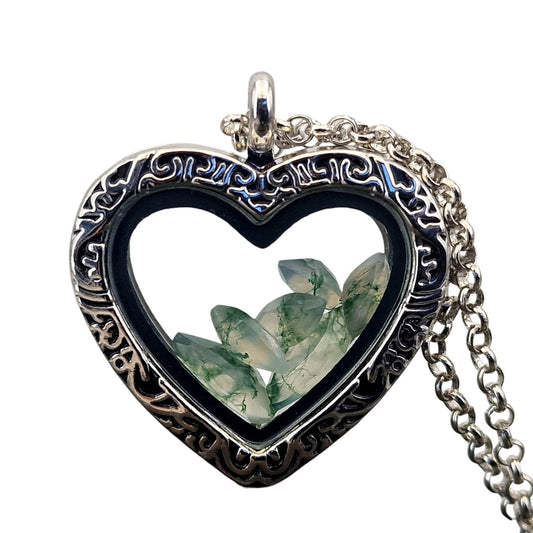 Silberfarbener Edelstahl/Glas Anhänger in Herzform mit Schnörkeln, mit facettierten Moosachat, Maße: 3 x 2,5cm, mit Edelstahlkette , von Hand individualisiert, Nr.146