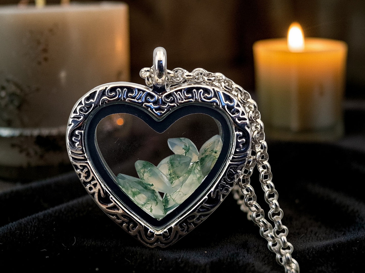 Silberfarbener Edelstahl/Glas Anhänger in Herzform mit Schnörkeln, mit facettierten Moosachat, Maße: 3 x 2,5cm, mit Edelstahlkette , von Hand individualisiert, Nr.146