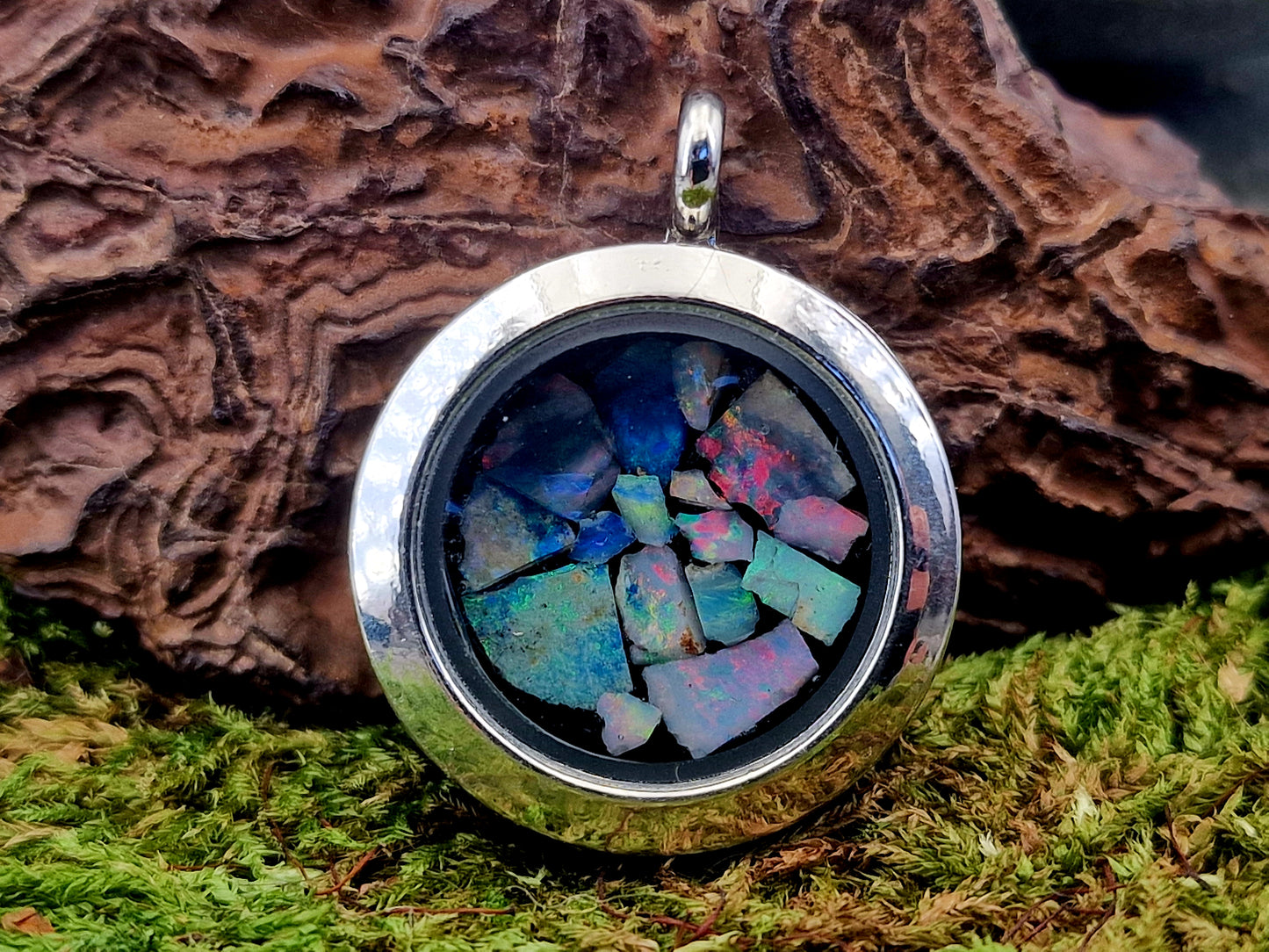Edelstahl/Glas Anhänger silberfarbend, Nr. 147, gefüllt mit Lightning Ridge Opalsplittern, buntes Opalfeuer, 2,5cm Durchmesser, mit Edelstahlkette, von Hand individualisiert