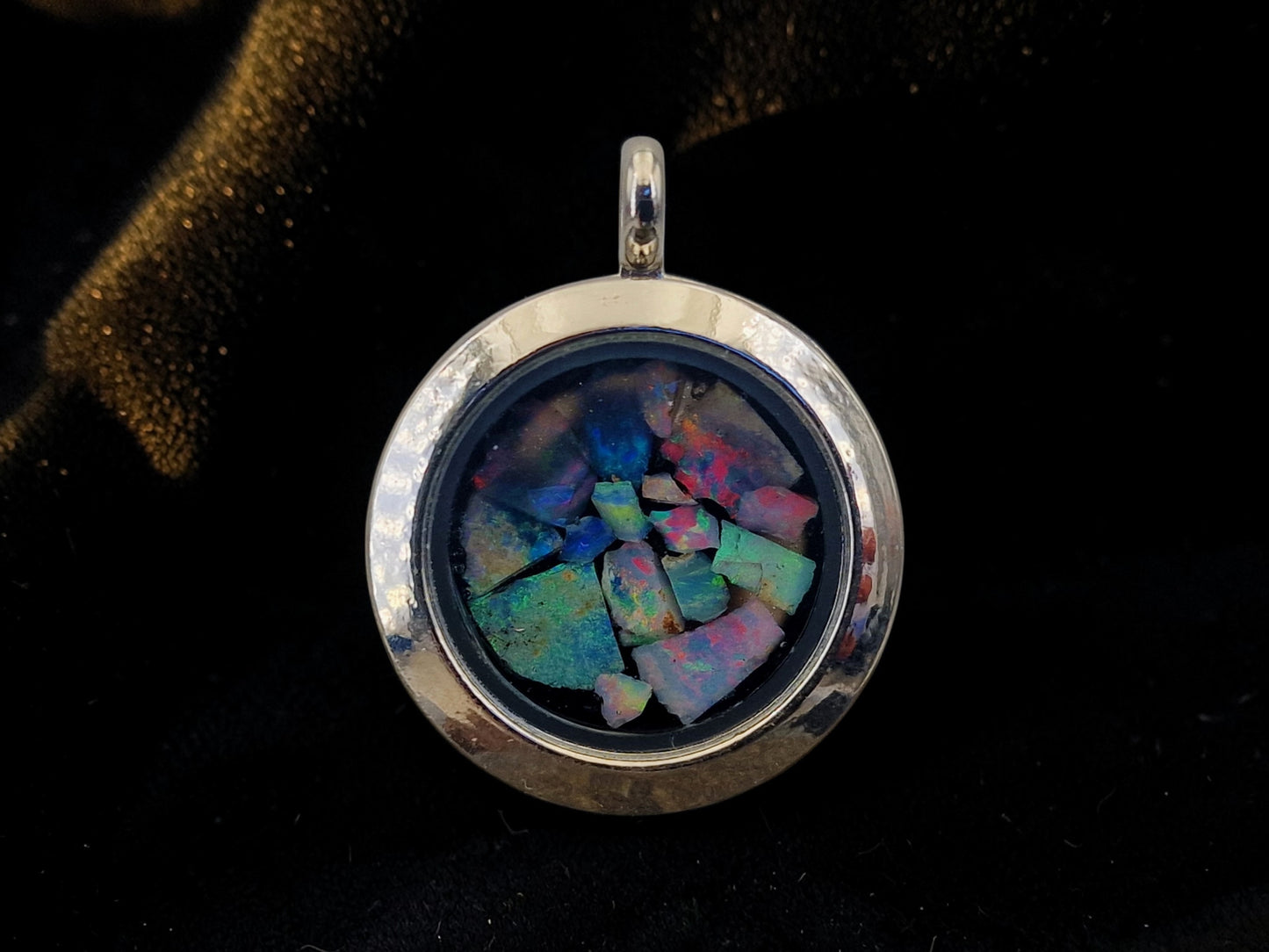 Edelstahl/Glas Anhänger silberfarbend, Nr. 147, gefüllt mit Lightning Ridge Opalsplittern, buntes Opalfeuer, 2,5cm Durchmesser, mit Edelstahlkette, von Hand individualisiert