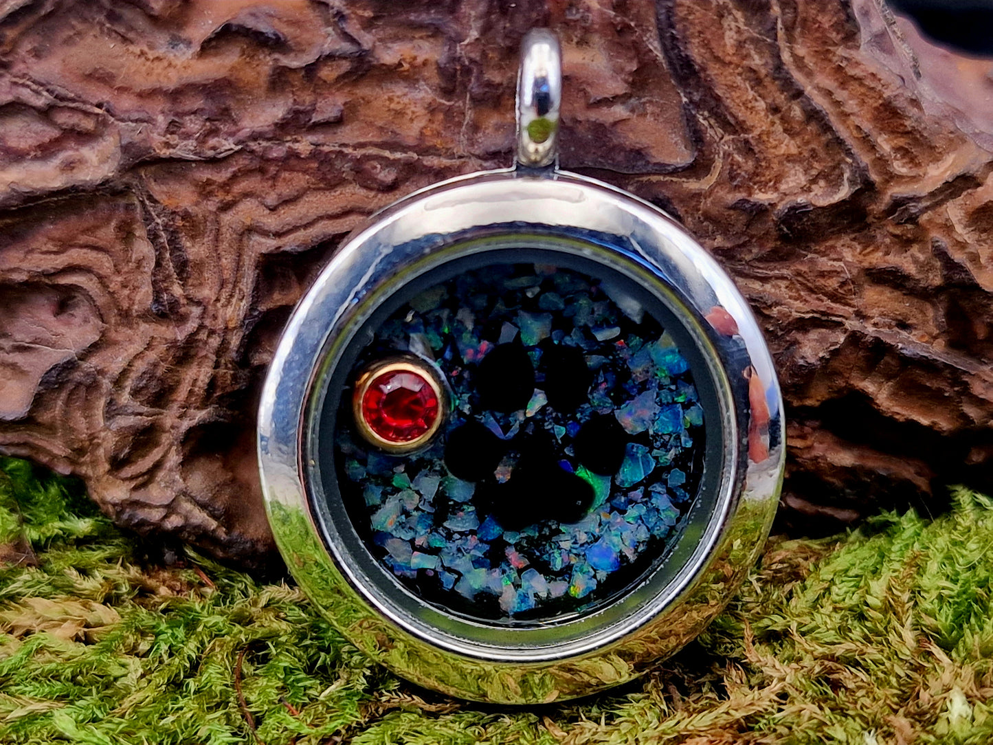 Edelstahl/Glas Anhänge silberfarben, mit echten Lightning Ridge Opal Splittern und rotem Glasstein in vergoldeter Fassung, mit schwarzem Pfötchen, Nr. 149, von Hand individualisiert, Anhänger Durchmesser 2,5cm