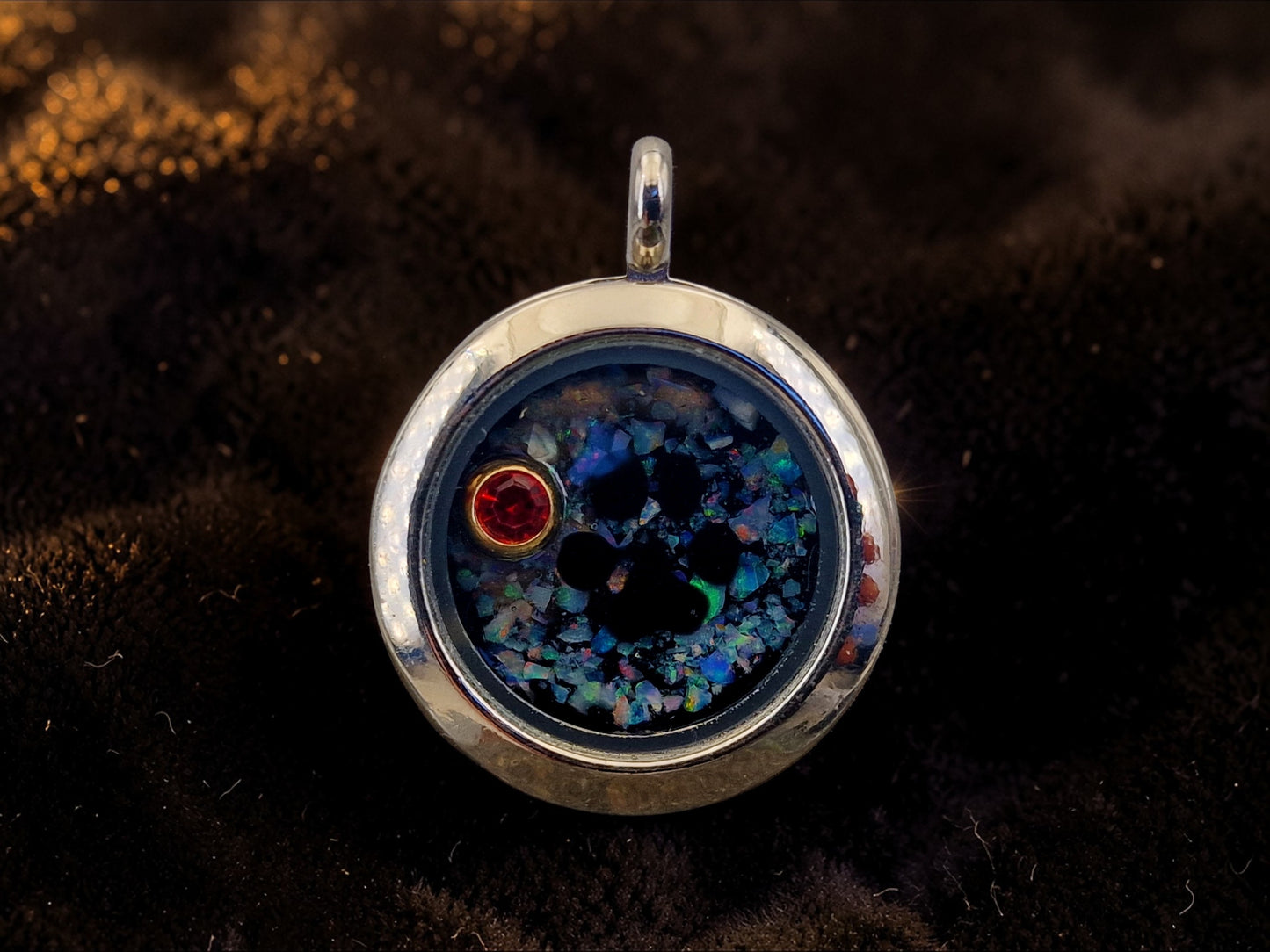 Edelstahl/Glas Anhänge silberfarben, mit echten Lightning Ridge Opal Splittern und rotem Glasstein in vergoldeter Fassung, mit schwarzem Pfötchen, Nr. 149, von Hand individualisiert, Anhänger Durchmesser 2,5cm