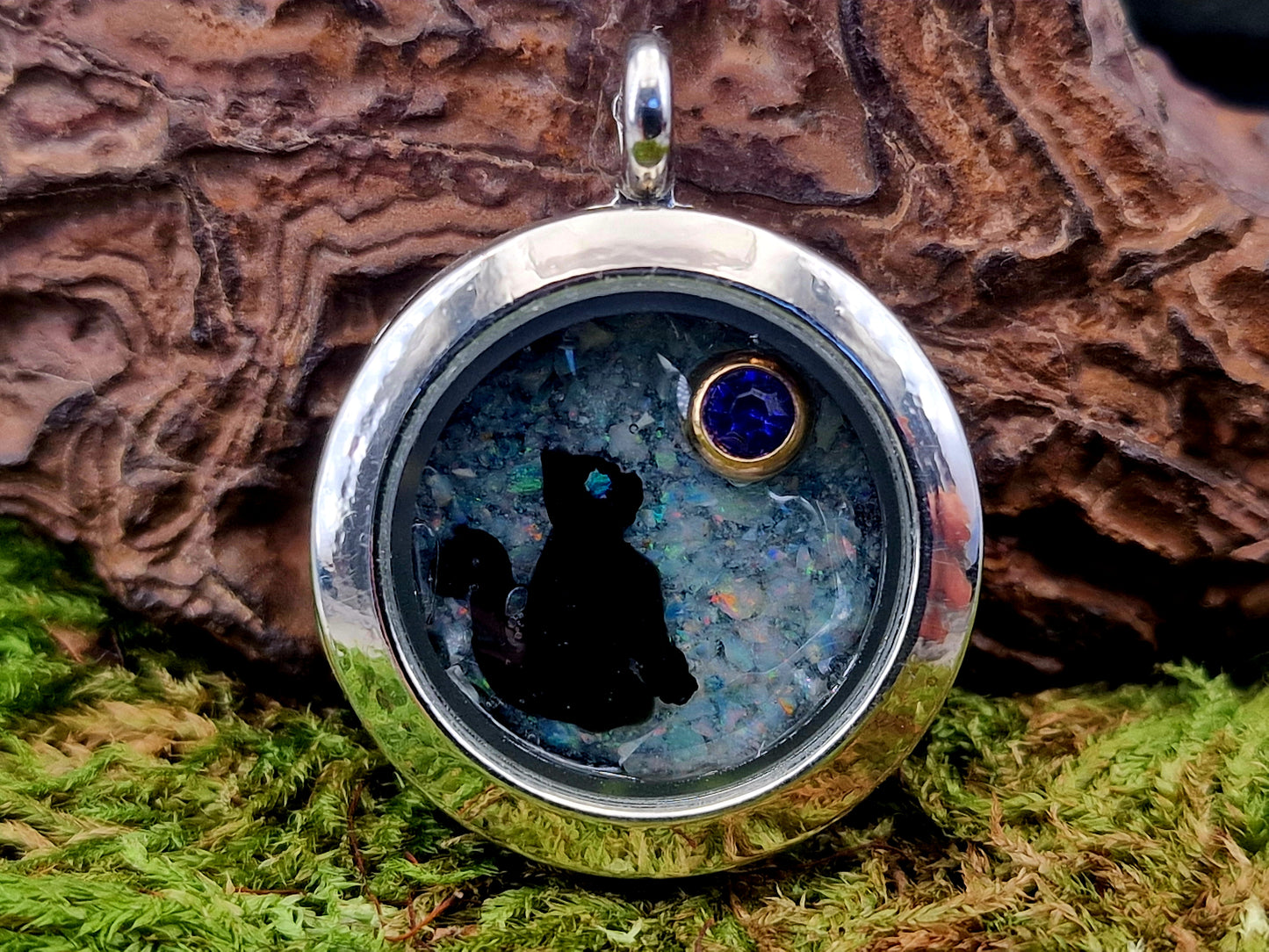 Edelstahl/Glas Anhänger silberfarben mit echten Lightning Ridge Opal Splittern und blauem Glasstein in vergoldeter Fassung, mit schwarzer Katze, 2,5cm Durchmesser, Nr. 150, von Hand individualisiert