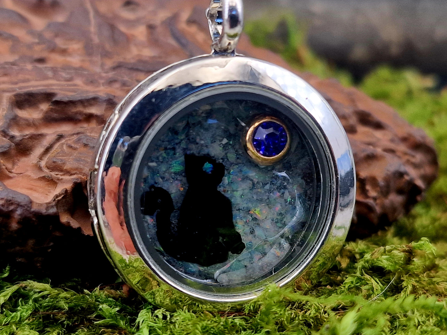 Edelstahl/Glas Anhänger silberfarben mit echten Lightning Ridge Opal Splittern und blauem Glasstein in vergoldeter Fassung, mit schwarzer Katze, 2,5cm Durchmesser, Nr. 150, von Hand individualisiert