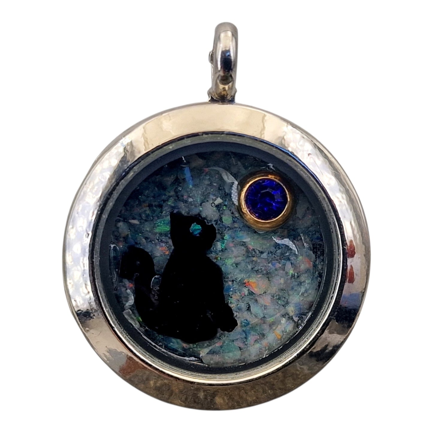 Edelstahl/Glas Anhänger silberfarben mit echten Lightning Ridge Opal Splittern und blauem Glasstein in vergoldeter Fassung, mit schwarzer Katze, 2,5cm Durchmesser, Nr. 150, von Hand individualisiert