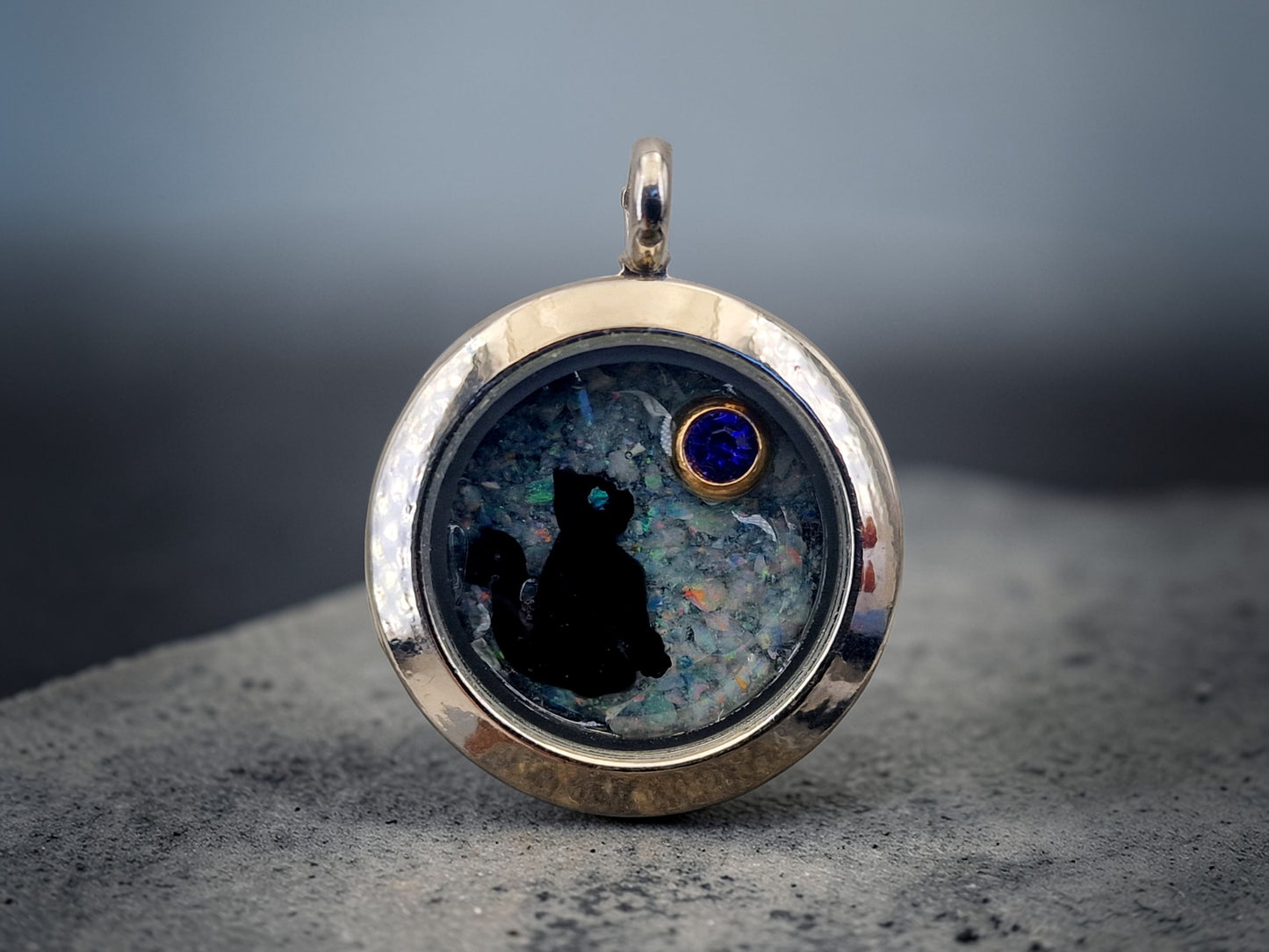 Edelstahl/Glas Anhänger silberfarben mit echten Lightning Ridge Opal Splittern und blauem Glasstein in vergoldeter Fassung, mit schwarzer Katze, 2,5cm Durchmesser, Nr. 150, von Hand individualisiert