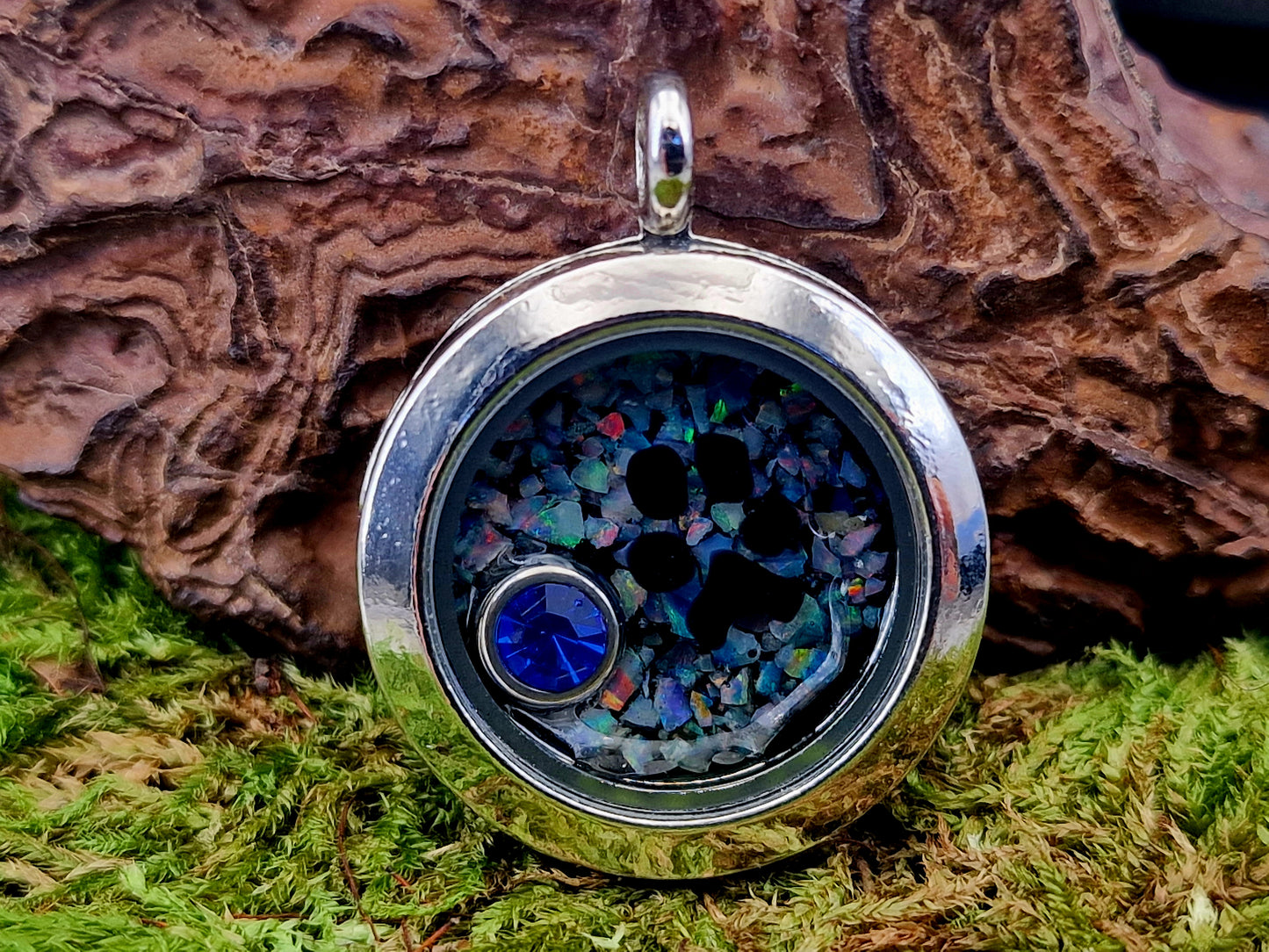 Edelstahl/Glas Anhänger silberfarben, Nr. 151, mit Lightning Ridge Opal Splittern, mit blauem Glasstein in vergoldeter Fassung, schwarze Pfote, 2,5cm Durchmesser, von Hand individualisiert