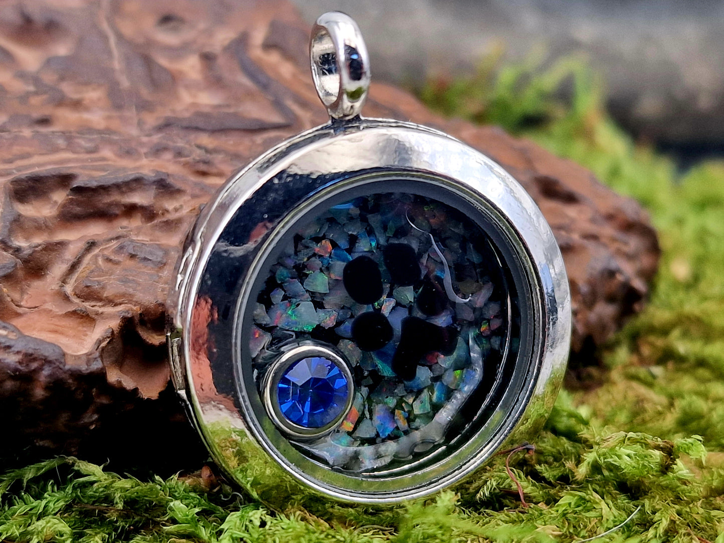 Edelstahl/Glas Anhänger silberfarben, Nr. 151, mit Lightning Ridge Opal Splittern, mit blauem Glasstein in vergoldeter Fassung, schwarze Pfote, 2,5cm Durchmesser, von Hand individualisiert