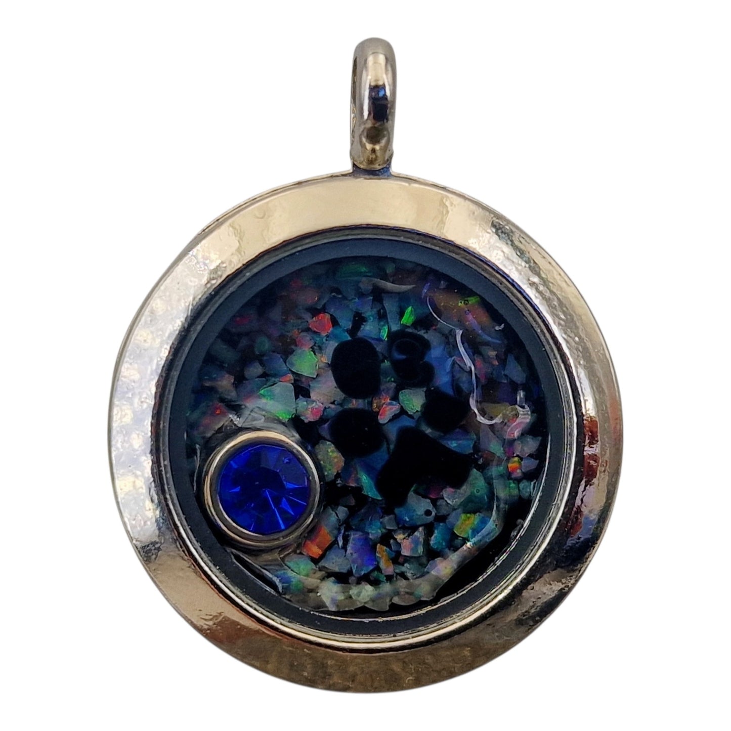 Edelstahl/Glas Anhänger silberfarben, Nr. 151, mit Lightning Ridge Opal Splittern, mit blauem Glasstein in vergoldeter Fassung, schwarze Pfote, 2,5cm Durchmesser, von Hand individualisiert