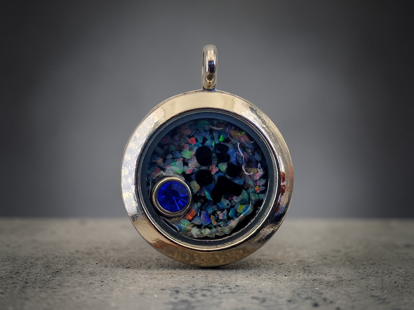 Edelstahl/Glas Anhänger silberfarben, Nr. 151, mit Lightning Ridge Opal Splittern, mit blauem Glasstein in vergoldeter Fassung, schwarze Pfote, 2,5cm Durchmesser, von Hand individualisiert