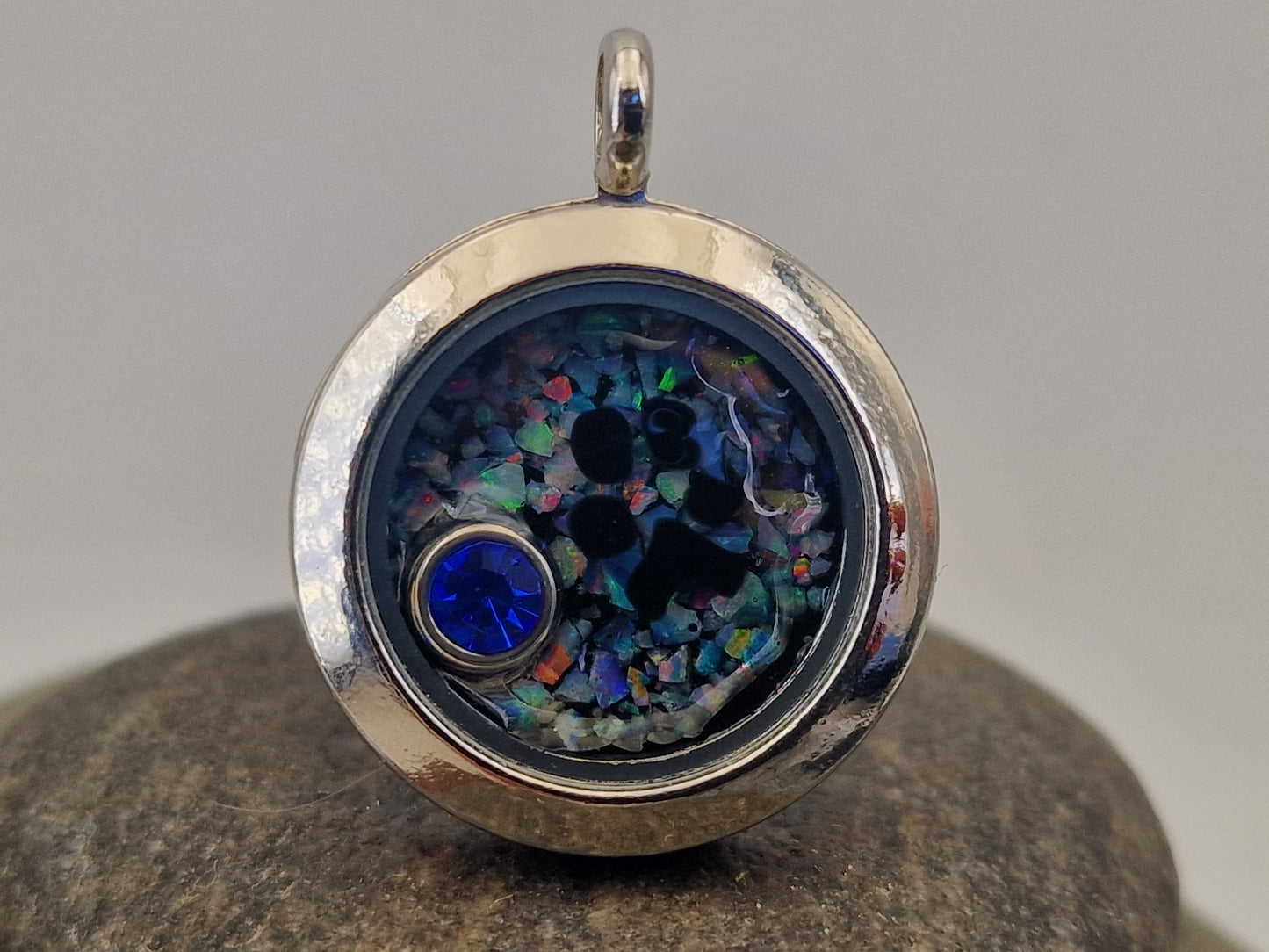 Edelstahl/Glas Anhänger silberfarben, Nr. 151, mit Lightning Ridge Opal Splittern, mit blauem Glasstein in vergoldeter Fassung, schwarze Pfote, 2,5cm Durchmesser, von Hand individualisiert