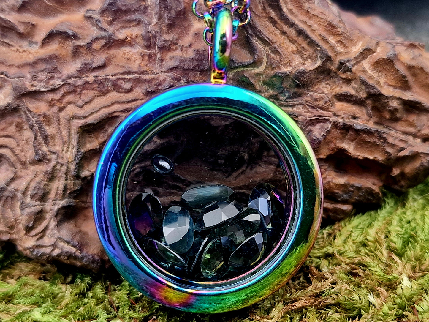 Edelstahl/Glas Anhänger bunt eloxiert, Nr. 153, beidseitig tragbar, gefüllt mit echtem Turmalin und facettierten Saphir, von Hand individualisiert, 60cm lange eloxierte Edelstahl Kette im Lieferumfang enthalten
