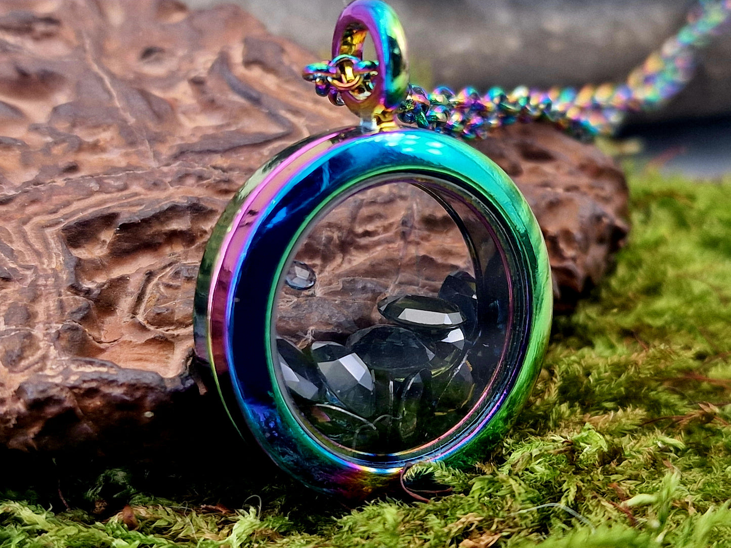 Edelstahl/Glas Anhänger bunt eloxiert, Nr. 153, beidseitig tragbar, gefüllt mit echtem Turmalin und facettierten Saphir, von Hand individualisiert, 60cm lange eloxierte Edelstahl Kette im Lieferumfang enthalten