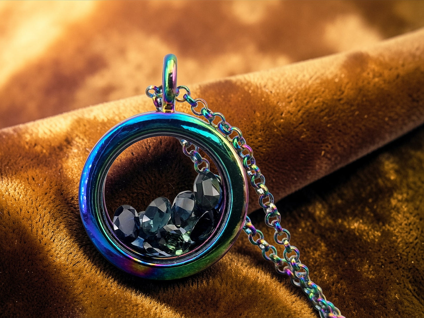 Edelstahl/Glas Anhänger bunt eloxiert, Nr. 153, beidseitig tragbar, gefüllt mit echtem Turmalin und facettierten Saphir, von Hand individualisiert, 60cm lange eloxierte Edelstahl Kette im Lieferumfang enthalten