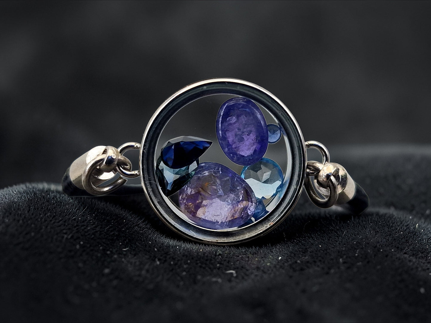 Edelstahl/Glas Armband, mit facettierten Edelsteinen,  Anhänger silberfaben, Durchmesser 2cm, beidseitig tragbar, Nr. 155, von Hand individualisiert, schwarzes Stoffarmband bis 22 cm Umfang