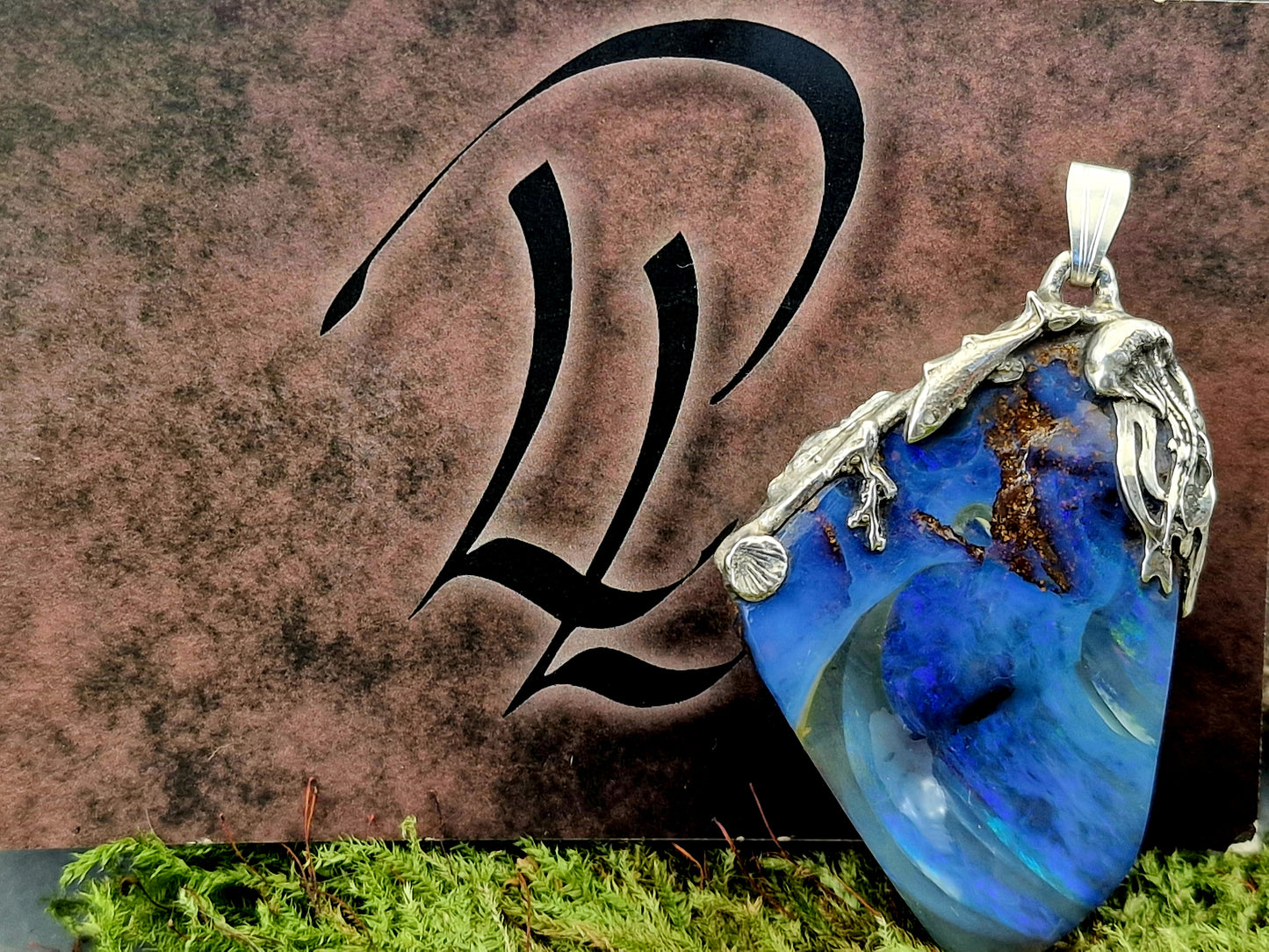 LeoLars-PABE Maritimer Boulder Opal Design Anhänger aus 925er Silber, Opal mit lila, blauem und grünen Opalfeuer, Picture Stone, Unikat, Handarbeit, Unisex,