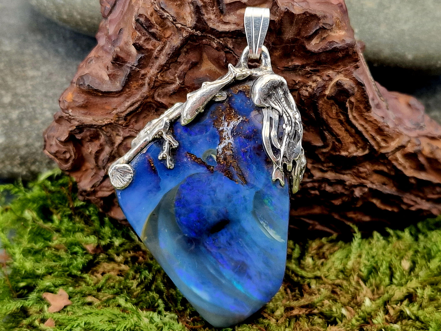 LeoLars-PABE Maritimer Boulder Opal Design Anhänger aus 925er Silber, Opal mit lila, blauem und grünen Opalfeuer, Picture Stone, Unikat, Handarbeit, Unisex,