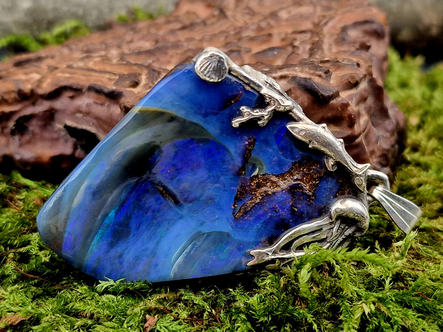 LeoLars-PABE Maritimer Boulder Opal Design Anhänger aus 925er Silber, Opal mit lila, blauem und grünen Opalfeuer, Picture Stone, Unikat, Handarbeit, Unisex,