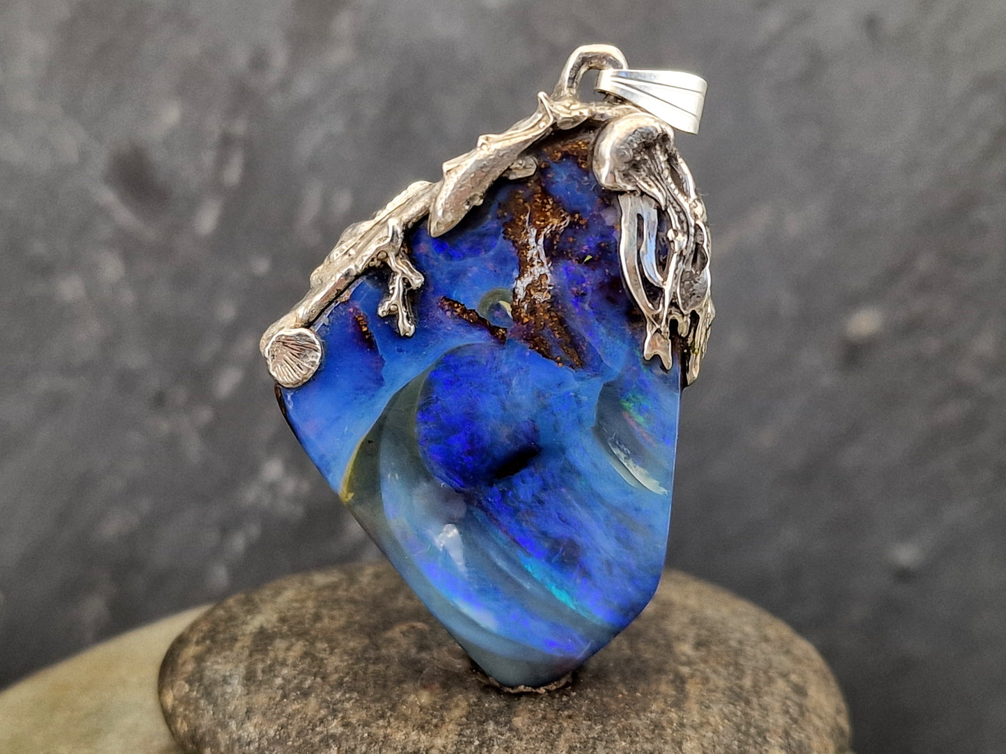 LeoLars-PABE Maritimer Boulder Opal Design Anhänger aus 925er Silber, Opal mit lila, blauem und grünen Opalfeuer, Picture Stone, Unikat, Handarbeit, Unisex,