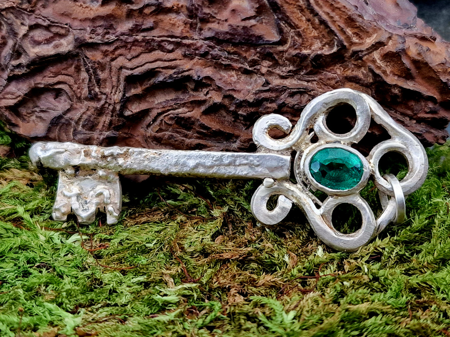 LeoLars-PABE Schlüssel Anhänger im antiken Stil aus 925er Silber, kräftig grün facettierte Smaragd Dublette, Unikat, Handarbeit, Unisex
