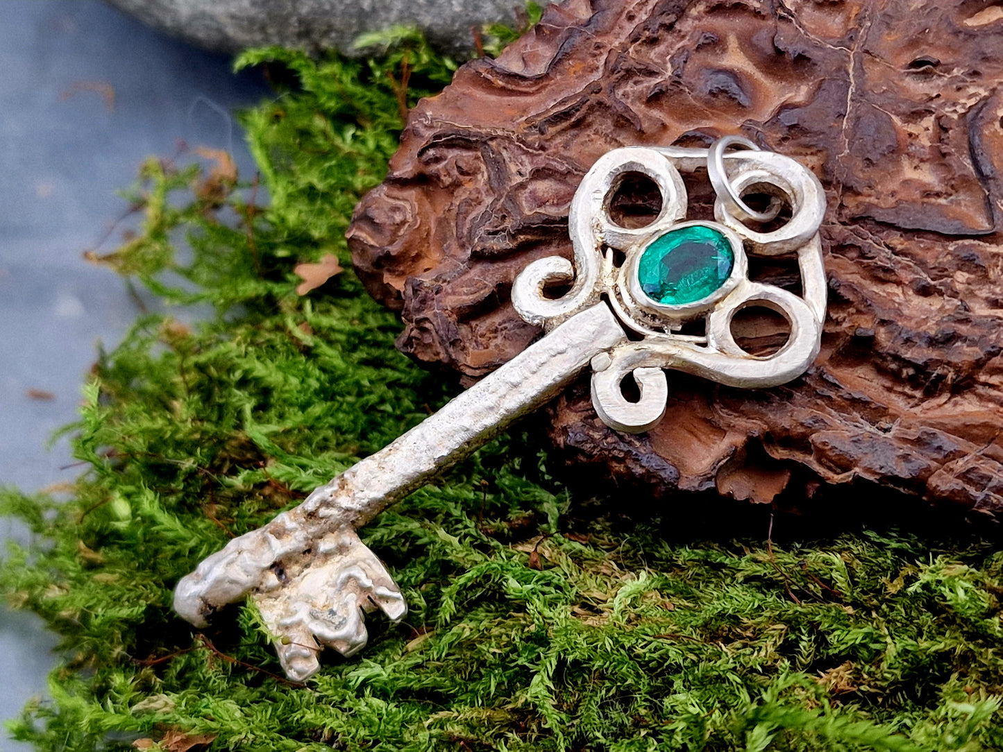 LeoLars-PABE Schlüssel Anhänger im antiken Stil aus 925er Silber, kräftig grün facettierte Smaragd Dublette, Unikat, Handarbeit, Unisex