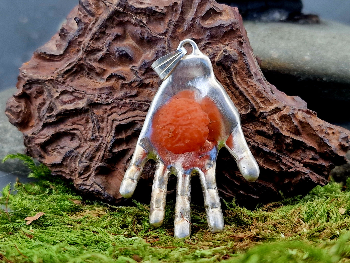 LeoLars-PABE Design Anhänger Hand mit unbearbeitetem natürlichen Karneol aus 925er Silber, Unikat, Handarbeit, Unisex