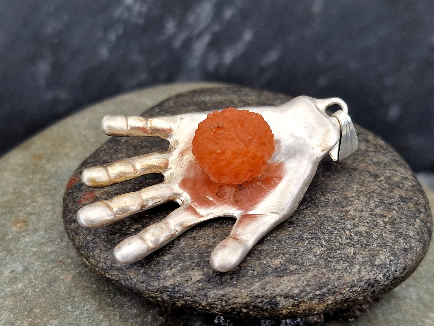 LeoLars-PABE Design Anhänger Hand mit unbearbeitetem natürlichen Karneol aus 925er Silber, Unikat, Handarbeit, Unisex