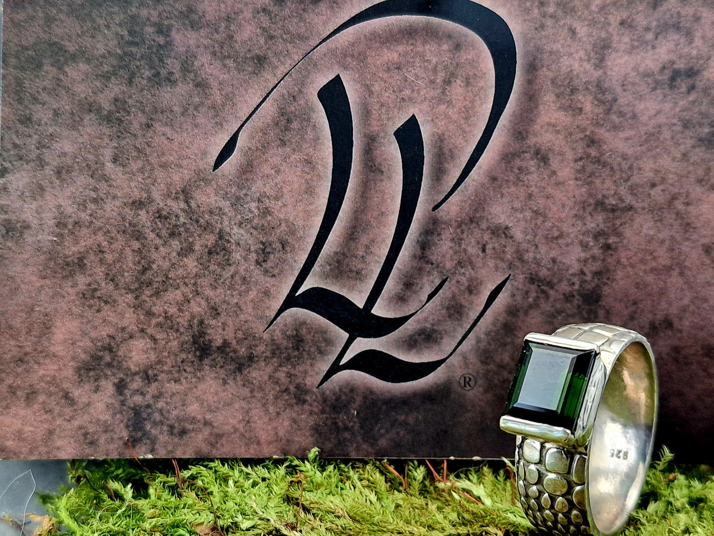 LeoLars-PABE Grüner Chrom-Turmalin Design Ring aus 925er Silber, Gr. 59 (18,7), facettierter Baguetteschliff in geteilter Zargenfassung, Ring mit Schlangenhaut Muster, Unikat, Handarbeit
