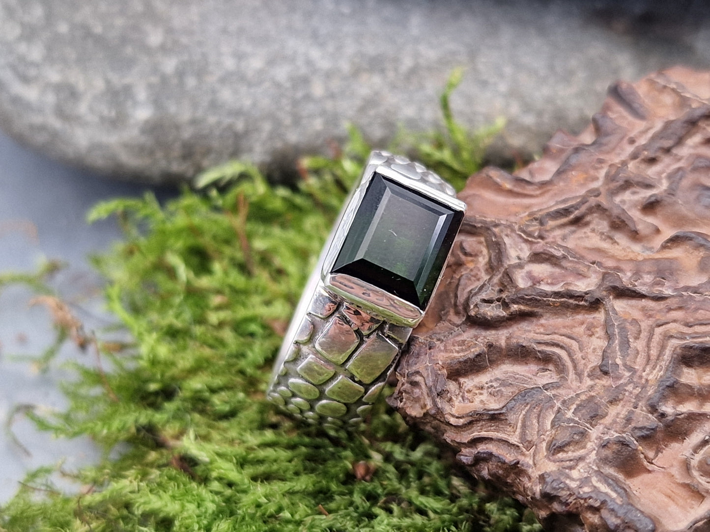 LeoLars-PABE Grüner Chrom-Turmalin Design Ring aus 925er Silber, Gr. 59 (18,7), facettierter Baguetteschliff in geteilter Zargenfassung, Ring mit Schlangenhaut Muster, Unikat, Handarbeit