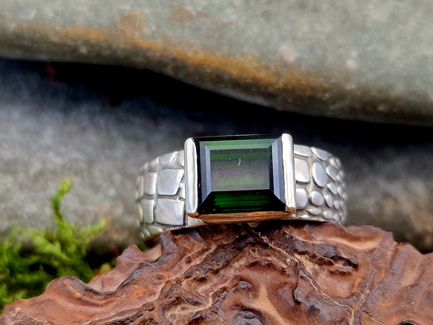 LeoLars-PABE Grüner Chrom-Turmalin Design Ring aus 925er Silber, Gr. 59 (18,7), facettierter Baguetteschliff in geteilter Zargenfassung, Ring mit Schlangenhaut Muster, Unikat, Handarbeit