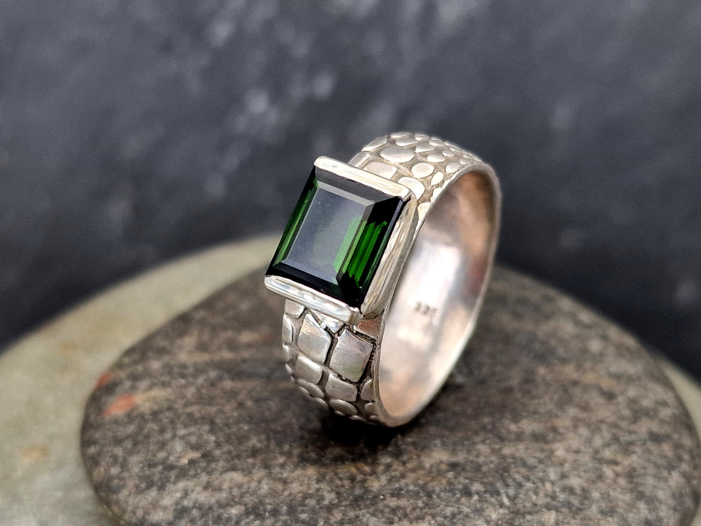 LeoLars-PABE Grüner Chrom-Turmalin Design Ring aus 925er Silber, Gr. 59 (18,7), facettierter Baguetteschliff in geteilter Zargenfassung, Ring mit Schlangenhaut Muster, Unikat, Handarbeit