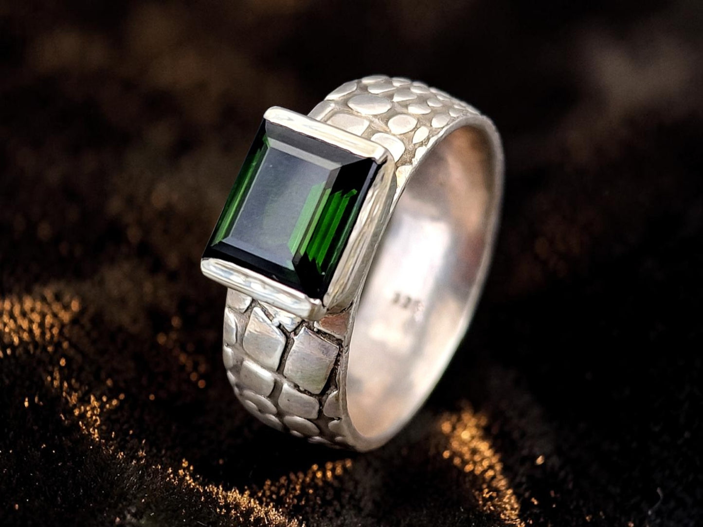 LeoLars-PABE Grüner Chrom-Turmalin Design Ring aus 925er Silber, Gr. 59 (18,7), facettierter Baguetteschliff in geteilter Zargenfassung, Ring mit Schlangenhaut Muster, Unikat, Handarbeit