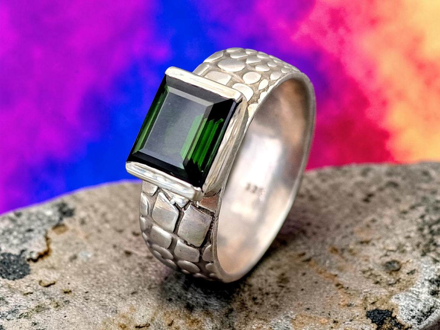 LeoLars-PABE Grüner Chrom-Turmalin Design Ring aus 925er Silber, Gr. 59 (18,7), facettierter Baguetteschliff in geteilter Zargenfassung, Ring mit Schlangenhaut Muster, Unikat, Handarbeit